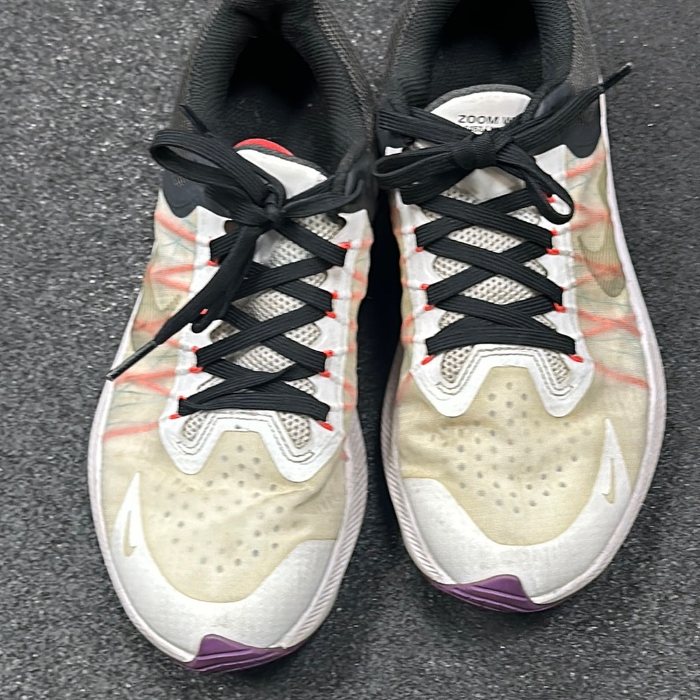Nike Zoom Black and Cream Athletic Shoes with Sporty Design size 6